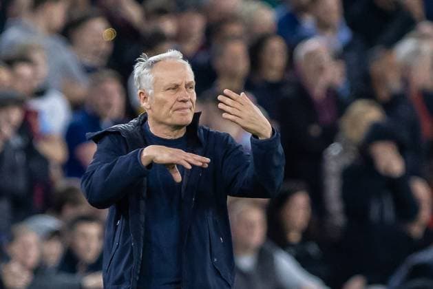 Sport Bilder des Tages Football - 2023 2024 Premier League - West Ham United vs Burnley - London Stadium - Sunday 10th March 2024 Christian Streich, manager of SC Freiburg, gestures to his team from the touchline at The London Stadium COLORSPORT DANIEL BEARHAM  csp_whu_bur_db_10032024
