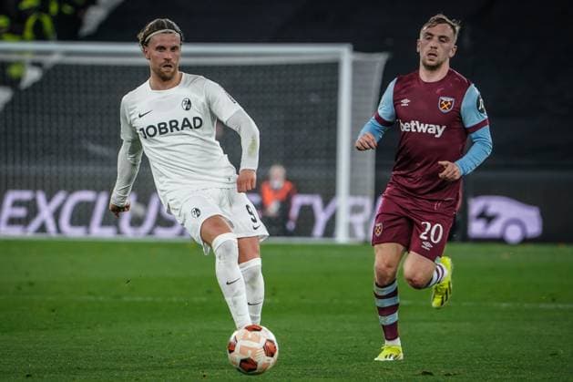 Soccer UEFA Europa League 2023 2024, Round of 16, West Ham United SC Freiburg, London Olympic Stadium Freiburgs Lucas Höler and West Hams Jarrod Bowen London Olympic Stadium England Copyright: xJoeranxSteinsiekx