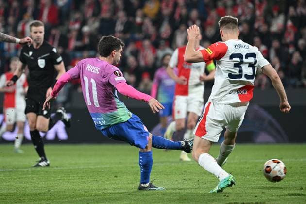 Christian Pulisic of AC Milan, left, shots a goal during the Slavia Praha vs AC Milan football return match of the Europa League semi-final on March 14, 2024, Prague, Czech Republic. (CTKxPhoto MichalxKamaryt) CTKPhotoP2024031407471  CTKPhotoP2024031407471