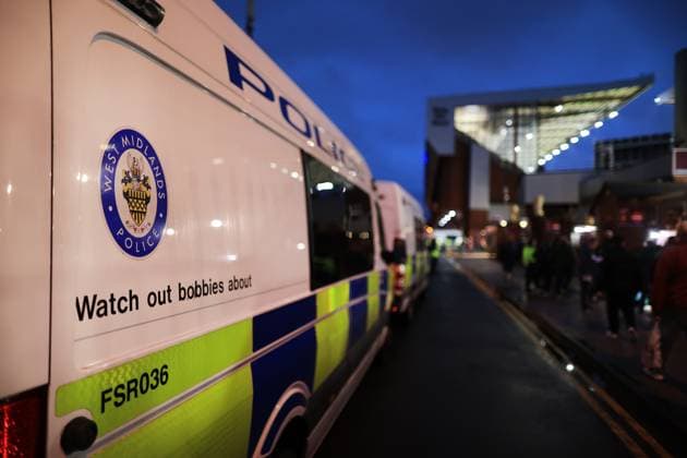 Fußball UEFA Europa Conference League Achtelfinale Aston Villa gegen Ajax 14. März 2024 UEFA Europa Conference League Achtelfinale Aston Villa gegen Ajax Ein Slogan auf der Seite eines Polizeiwagens Foto Simon Stacpoole Offside Birmingham UK  Copyright: xSimonxStacpoolexOffside