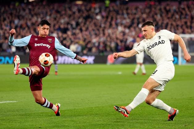 14th March 2024; London Stadium, London, England; Europa League Football, Round of 16, Second Leg, West Ham United versus SC Freiburg; Maximilian Eggestein of SC Freiburg crosses the ball past Edson Alvarez of West Ham United  ActionPlus12617902 ShaunxBrooks