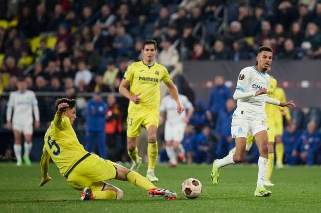 UEFA Europa League, Villarreal CF and Olympique Marseille VILLARREAL, SPAIN - MARCH 14: Jorge Cuenca of Villarreal CF competes for the ball with Azzedine Ounahi Central Midfield of Olympique Marseille during to the UEFA Europa League 2023 24 round of 16 second leg match between Villarreal CF and Olympique Marseille at Estadio de la Ceramica on March 14, 2024 in Villarreal, Spain. (Photo By Jose Torres Photo Players Images) Villarreal Estadio de la Ceramica Castellon Spain Copyright: xJosexTorres PhotoxPlayersxImagesx