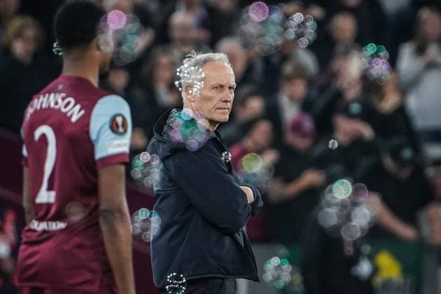 Soccer UEFA Europa League 2023 2024, round of 16, West Ham United SC Freiburg, London Olympic Stadium Freiburg coach Christian Streich sadly surrounded by soap bubbles at West Ham Uniteds goal at London Olympic Stadium England Copyright: xJoeranxSteinsiekx