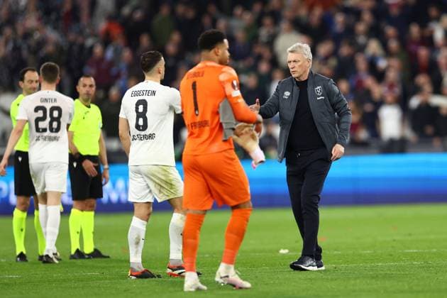 David Moyes manager of West Ham United shake hands with Maximilian Eggestein of SC Freiburg at full time West Ham United v Freiburg, UEFA Europa League, Round of 16, Second Leg, Football, London Stadium, London, UK - 14 Mar 2024 EDITORIAL USE ONLY No use with unauthorised audio, video, data, fixture lists, club league logos or live services. Online in-match use limited to 120 images, no video emulation. No use in betting, games or single club league player publications. Copyright: xSimonxDael Shutterstockx 14385551au