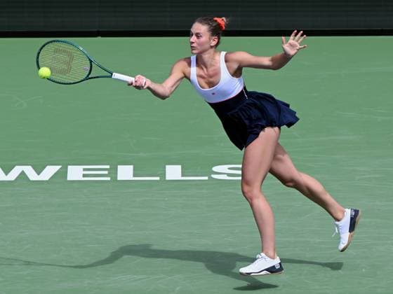 INDIAN WELLS, CA - MARCH 14: Marta Kostyuk (UKR) runs after and returns the ball during a WTA, Tennis Damen quarterfinals tennis match played on March 14, 2024 during the BNP Paribas Open played at the Indian Wells Tennis Garden in Indian Wells, CA. (Photo by John Cordes Icon Sportswire) TENNIS: MAR 14 BNP Paribas Open EDITORIAL USE ONLY Icon506240314009