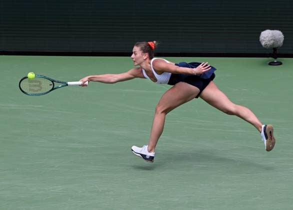 INDIAN WELLS, CA - MARCH 14: Marta Kostyuk (UKR) runs after and returns the ball during a WTA, Tennis Damen quarterfinals tennis match played on March 14, 2024 during the BNP Paribas Open played at the Indian Wells Tennis Garden in Indian Wells, CA. (Photo by John Cordes Icon Sportswire) TENNIS: MAR 14 BNP Paribas Open EDITORIAL USE ONLY Icon506240314014