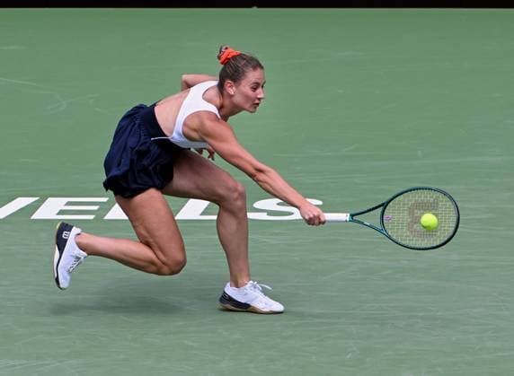 INDIAN WELLS, CA - MARCH 14: Marta Kostyuk (UKR) runs after and returns the ball during a WTA, Tennis Damen quarterfinals tennis match played on March 14, 2024 during the BNP Paribas Open played at the Indian Wells Tennis Garden in Indian Wells, CA. (Photo by John Cordes Icon Sportswire) TENNIS: MAR 14 BNP Paribas Open EDITORIAL USE ONLY Icon506240314015
