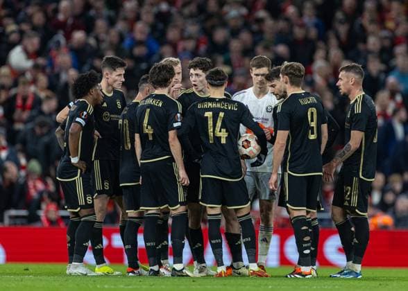 Football - UEFA Europa League - Round of 16 2nd Leg - Liverpool FC v AC Sparta Praha LIVERPOOL, ENGLAND - Thursday, March 14, 2024: Sparta Praha s players convene a team meeting after they concede the fourth goal inside 15 minutes during the UEFA Europa League Round of 16 2nd Leg match between Liverpool FC and AC Sparta Praha at Anfield. (Photo by David Rawcliffe Propaganda) LIVERPOOL Anfield MERSEYSIDE ENGLAND  Copyright: xDavidxRawcliffex P2024-03-14-Liverpool_Sparta_Praha-24