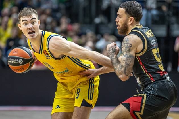 Bilder des Jahres 2024, Sport 03 März Sport Themen der Woche KW11 Sport Bilder des Tages Berlin, 14.03.2024 Basketball: EuroLeague, Hauptrunde, 29. Spieltag, ALBA Berlin - AS Monaco, Mercedes-Benz Arena. ALBAs Ziga Samar (l) kaempft gegen James Mike von AS Monaco um den Ball. ALBA BERLIN - AS Monaco *** Berlin, 14 03 2024 Basketball EuroLeague, Main Round, Matchday 29, ALBA Berlin AS Monaco, Mercedes Benz Arena ALBAs Ziga Samar fights for the ball against AS Monacos James Mike ALBA BERLIN AS Monaco