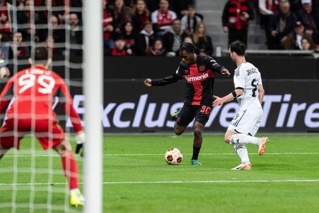 GER, UEFA Europa League Bayer 04 Leverkusen vs QarabaÄü AÄüdam Qarabag Agdam 14 03 2024, BayArena, Leverkusen, GER, UEFA Europa League Bayer 04 Leverkusen vs QarabaÄü AÄüdam Qarabag Agdam In the picture duel between Jeremie Frimpong Bayer 04 Leverkusen, 30 Marko Jankovic QarabaÄü AÄüdam Qarabag Agdam, 8 Andrey Lunev QarabaÄü AÄüdam Qarabag Agdam, 99 nordphotoxGmbHxx xChristianxSchulze nph000300