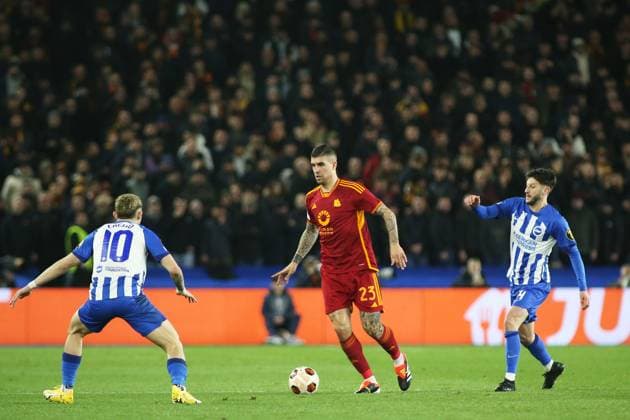 Brighton, March 14th 2024: Gianluca Mancini of Roma dribbling between Julio Enciso of Brighton & Albion and Adam Lallana of Brighton & Albion during the UEFA Europa League round of 16 second leg match between Brighton and Roma at the American Express Stadium, Brighton, England. (Pedro Soares SPP) Copyright: xPedroxSoaresx xSPPx spp-en-PeSoSp-Brighton v Roma0022