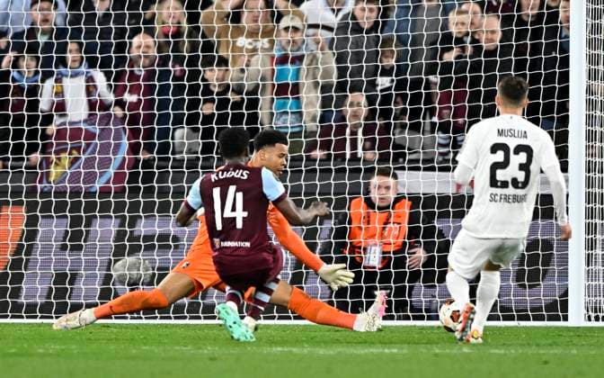 West Ham vs SC Freiburg, UEFA Europa League GOAL. Mohammed Kudus (West Ham) scores the fourth West Ham goal past Noah Atubolu (Freiburg, goalkeeper) during the West Ham vs SC Freiburg UEFA Europa League, last 16, 2nd leg, match at the London Stadium, Stratford. London The London Stadium UK Copyright: xMartinxDaltonx WestHam_vs_Freiburg_140324_MD_057