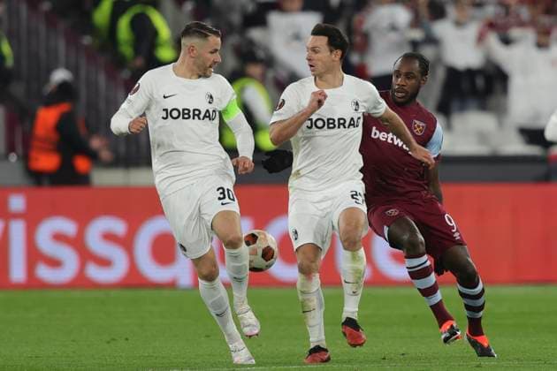 West Ham United v SC Freiburg UEFA Europa League Christian Gunter of SC Freiburg, Michail Antonio of West Ham United and Nicolas Hofler of SC Freiburg in action during the UEFA Europa League Round of 16 Second Leg match at the London Stadium, Stratford Copyright: xPaulxChestertonx FIL-19832-0208 UK Newspapers OUT