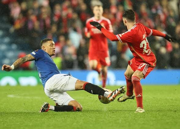 Rangers v Benfica UEFA Europa League James Tavernier of Rangers (left) stretches to reach the ball ahead of Rafa of Benfica (right) during the UEFA Europa League Round of 16 Second Leg match at Ibrox Stadium, Glasgow Copyright: xFredxPalmerx FIL-19834-0072 UK Newspapers OUT