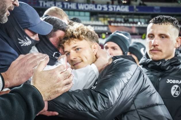 Soccer UEFA Europa League 2023 2024, round of 16, West Ham United SC Freiburg, London Olympic Stadium Freiburgs Yannik Keitel is comforted by the fans after the match London Olympic Stadium England Copyright: xJoeranxSteinsiekx