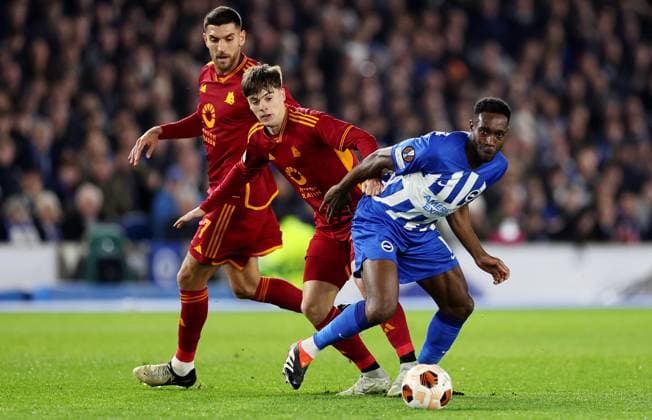 Danny Welbeck of Brighton & Hove Albion and Nicola Zalewski of Roma. Brighton & Hove Albion v Roma, UEFA Europa League, Round of 16, Second Leg, Football, American Express Community Stadium, Brighton, UK - 14 Mar 2024 EDITORIAL USE ONLY No use with unauthorised audio, video, data, fixture lists, club league logos or live services. Online in-match use limited to 120 images, no video emulation. No use in betting, games or single club league player publications. Copyright: xJamesxMarsh Shutterstockx 14385548an