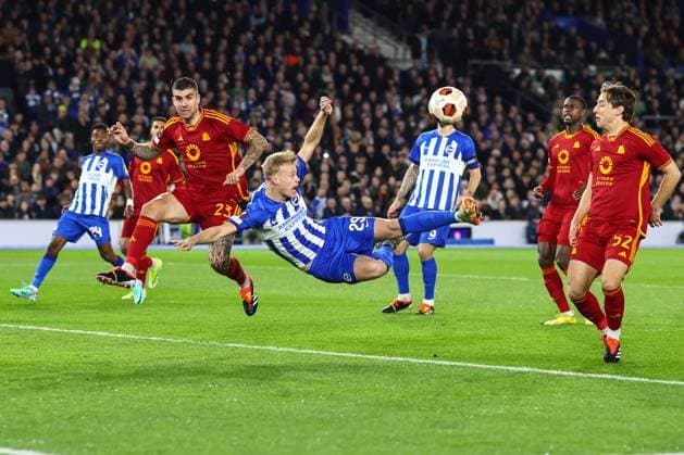 Brighton gegen AS Roma 14. März 2024, London UEFA EUROPA League, Achtelfinale, Rückspiel Brighton Hove Albion gegen AS Roma Jan Paul van Hecke von Brighton Hove Albion verpasst einen Kopfball, so dass Gianluca Mancini von AS Roma den Ball klären kann Foto Charlotte Wilson Abseits Brighton UK  Copyright: xCharlottexWilsonx xOffsidexOffside