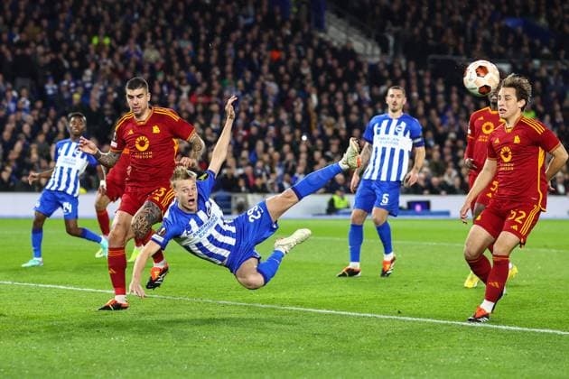 Brighton gegen AS Roma 14. März 2024, London UEFA EUROPA League, Achtelfinale, Rückspiel Brighton Hove Albion gegen AS Roma Jan Paul van Hecke von Brighton Hove Albion verpasst einen Kopfball, so dass Gianluca Mancini von AS Roma den Ball klären kann Foto Charlotte Wilson Abseits Brighton UK  Copyright: xCharlottexWilsonx xOffsidexOffside