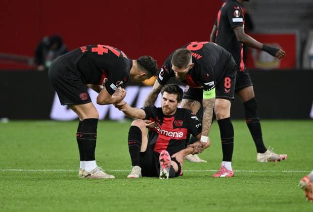 Injury Jonas Hofmann Bayer 04 Leverkusen , Granit Xhaka Bayer 04 Leverkusen , li , and Robert Andrich Bayer 04 Leverkusen help 14 03 2024, Soccer Europa League, Season 2023 2024, Round of 16 second leg, Bayer 04 Leverkusen Qarabag Agdam Leverkusen BayArena Nordrhein Westfalen Germany Team2