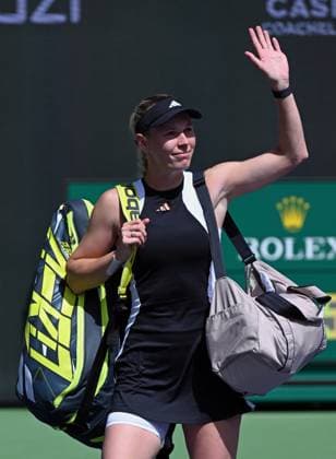 INDIAN WELLS, CA - MARCH 14: Caroline Wozniacki (DEN) waves to the fans after an injury forced her to retire after the first game of the second set of a WTA, Tennis Damen quarterfinals tennis match played on March 14, 2024 during the BNP Paribas Open played at the Indian Wells Tennis Garden in Indian Wells, CA. (Photo by John Cordes Icon Sportswire) TENNIS: MAR 14 BNP Paribas Open EDITORIAL USE ONLY Icon506240314103