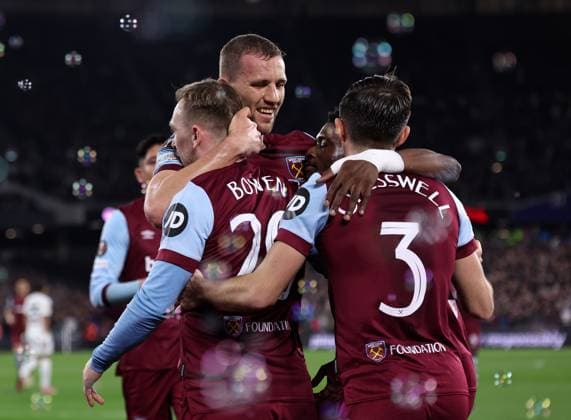 Sport Bilder des Tages London, England, 14th March 2024. West Ham United s Jarrod Bowen celebrates scoring his sides second goal during the UEFA Europa League Round of 16 match at the London Stadium, London. Picture credit should read: David Klein Sportimage EDITORIAL USE ONLY. No use with unauthorised audio, video, data, fixture lists, club league logos or live services. Online in-match use limited to 120 images, no video emulation. No use in betting, games or single club league player publications. SPI-3008-0055