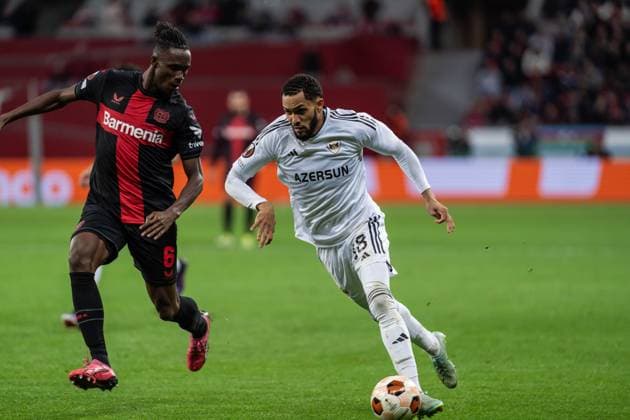 GER, UEFA Europa League Bayer 04 Leverkusen vs QarabaÄü AÄüdam Qarabag Agdam 14 03 2024, BayArena, Leverkusen, GER, UEFA Europa League Bayer 04 Leverkusen vs QarabaÄü AÄüdam Qarabag Agdam In the picture duel between Juninho QarabaÄü AÄüdam Qarabag Agdam, 18 Odilon Kossounou Bayer 04 Leverkusen, 6 full body full body ball on foot nordphotoxGmbHxx xChristianxSchulze nph000300