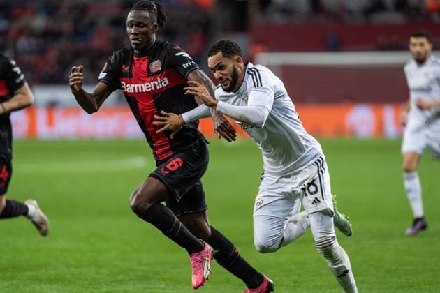 GER, UEFA Europa League Bayer 04 Leverkusen vs QarabaÄü AÄüdam Qarabag Agdam 14 03 2024, BayArena, Leverkusen, GER, UEFA Europa League Bayer 04 Leverkusen vs QarabaÄü AÄüdam Qarabag Agdam In the picture duel between Juninho QarabaÄü AÄüdam Qarabag Agdam, 18 Odilon Kossounou Bayer 04 Leverkusen, 6 full body full body ball on foot nordphotoxGmbHxx xChristianxSchulze nph000300