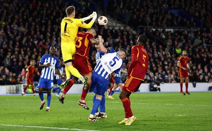 Bart Verbruggen of Brighton & Hove Albion spills the ball. Brighton & Hove Albion v Roma, UEFA Europa League, Round of 16, Second Leg, Football, American Express Community Stadium, Brighton, UK - 14 Mar 2024 EDITORIAL USE ONLY No use with unauthorised audio, video, data, fixture lists, club league logos or live services. Online in-match use limited to 120 images, no video emulation. No use in betting, games or single club league player publications. Copyright: xJamesxMarsh Shutterstockx 14385548ar