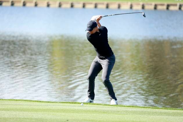 PONTE VEDRA BEACH, FL - MARCH 14: PGA, Golf Herren golfer Rory McIlroy plays his third shot on the 18th hole after his tee shot went in the water during The Players Championship on March 14, 2024, at TPC Sawgrass in Ponte Vedra Beach, Florida. (Photo by Brian Spurlock Icon Sportswire) GOLF: MAR 14 PGA THE PLAYERS Championship EDITORIAL USE ONLY Icon24031435