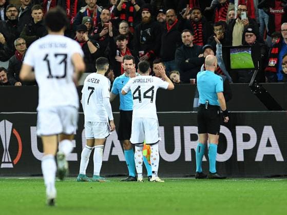 14 03 2024, Leverkusen, Germany, BayARENA, Bayer Leverkusen vs Qarabag FK UEFA Europa League 2023 2024 Round of 16 second leg, Referee Anthony Taylor England watches the VAR Photo Ralf Treese Leverkusen BayARENA North Rhine Westphalia Germany 521_LEVQUA202403134_024 Treese-521