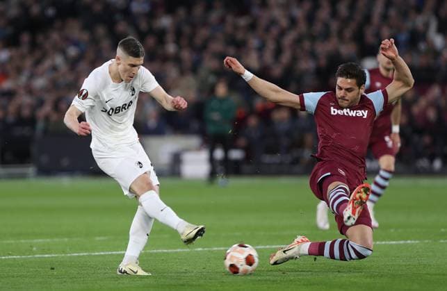 . - West Ham United v SC Freiburg, UEFA Europa League, Round Of 16, 2nd Leg, London Stadium, London, UK - 14th March 2024. Roland Sallai of SC Freiburg has a shot on goal. - West Ham United v SC Freiburg, UEFA Europa League, Round Of 16, 2nd Leg, London Stadium, London, UK - 14th March 2024. London London Stadium UK Copyright: xDanxWeirx CP_West_Ham_SC_Freiburg_31