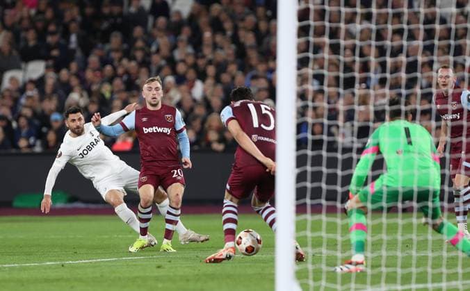 . - West Ham United v SC Freiburg, UEFA Europa League, Round Of 16, 2nd Leg, London Stadium, London, UK - 14th March 2024. Vincenzo Grifo of SC Freiburg has a shot on goal. - West Ham United v SC Freiburg, UEFA Europa League, Round Of 16, 2nd Leg, London Stadium, London, UK - 14th March 2024. London London Stadium UK Copyright: xDanxWeirx CP_West_Ham_SC_Freiburg_49