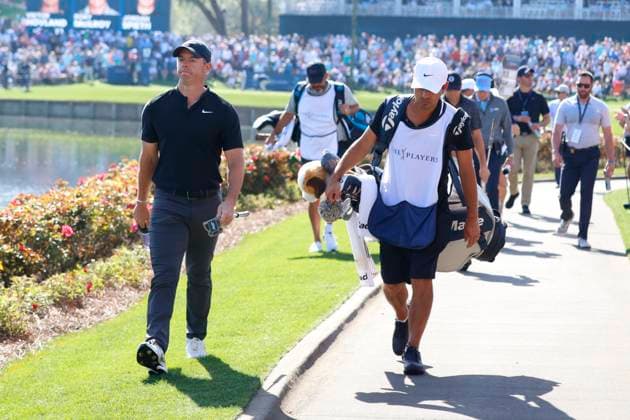 PONTE VEDRA BEACH, FL - MARCH 14: PGA, Golf Herren golfer Rory McIlroy walks the 17th hole during The Players Championship on March 14, 2024, at TPC Sawgrass in Ponte Vedra Beach, Florida. (Photo by Brian Spurlock Icon Sportswire) GOLF: MAR 14 PGA THE PLAYERS Championship EDITORIAL USE ONLY Icon24031445