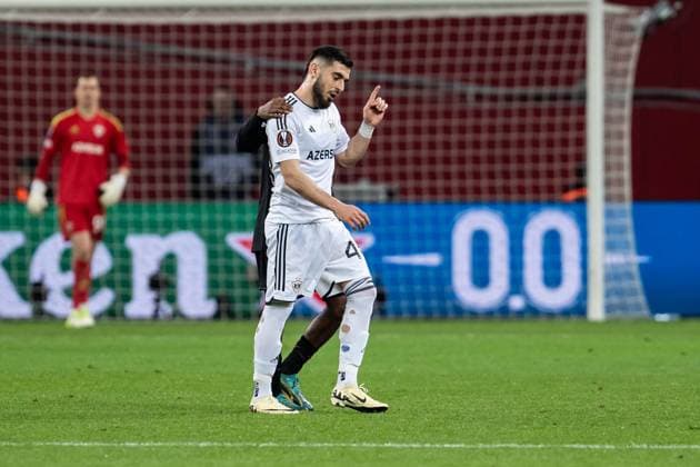 GER, UEFA Europa League Bayer 04 Leverkusen vs QarabaÄü AÄüdam Qarabag Agdam 14 03 2024, BayArena, Leverkusen, GER, UEFA Europa League Bayer 04 Leverkusen vs QarabaÄü AÄüdam Qarabag Agdam In the picture red card for Elvin Cafarquliyev QarabaÄü AÄüdam Qarabag Agdam, 44 discusses with Jeremie Frimpong Bayer 04 Leverkusen, 30 nordphotoxGmbHxx xChristianxSchulze nph000300