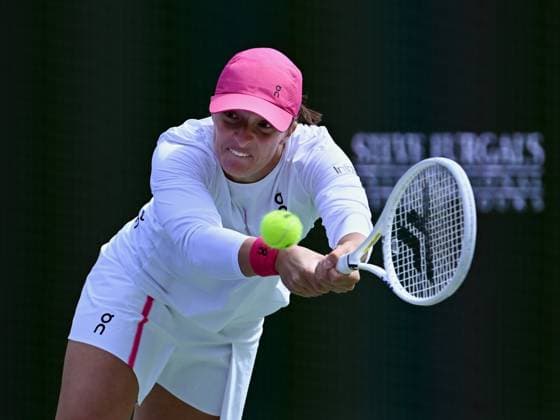 INDIAN WELLS, CA - MARCH 14: Iga Swiatek (POL) stretches to return the ball during a WTA, Tennis Damen quarterfinals tennis match played on March 14, 2024 during the BNP Paribas Open played at the Indian Wells Tennis Garden in Indian Wells, CA. (Photo by John Cordes Icon Sportswire) TENNIS: MAR 14 BNP Paribas Open EDITORIAL USE ONLY Icon506240314105