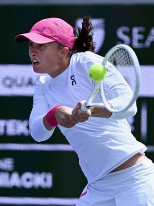 INDIAN WELLS, CA - MARCH 14: Iga Swiatek (POL) returns the ball during a WTA, Tennis Damen quarterfinals tennis match played on March 14, 2024 during the BNP Paribas Open played at the Indian Wells Tennis Garden in Indian Wells, CA. (Photo by John Cordes Icon Sportswire) TENNIS: MAR 14 BNP Paribas Open EDITORIAL USE ONLY Icon506240314107