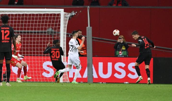 Patrik Schick Bayer 04 Leverkusen , right , scores the 3 2 winning goal with this header 14 03 2024, Soccer Europa League, Season 2023 2024, Round of 16 second leg, Bayer 04 Leverkusen Qarabag Agdam Leverkusen BayArena Nordrhein Westfalen Germany Team2