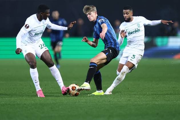 Charles De Ketelaere (Atalanta Bc) und Sinaly Diomande (Sporting Clube de Portugal) battle for the ball, UEFA Europa League 2023 2024 - Round of 16 second leg, Atalanta vs Sporting CP, Gewiss Stadium, March 14, 2024, Bergamo, Italy.