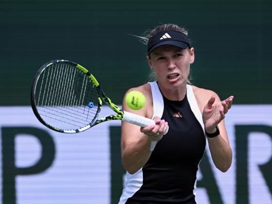 INDIAN WELLS, CA - MARCH 14: Caroline Wozniacki (DEN) returns the ball during a WTA, Tennis Damen quarterfinals tennis match played on March 14, 2024 during the BNP Paribas Open played at the Indian Wells Tennis Garden in Indian Wells, CA. (Photo by John Cordes Icon Sportswire) TENNIS: MAR 14 BNP Paribas Open EDITORIAL USE ONLY Icon506240314118
