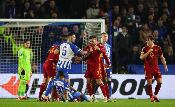 Brighton and Hove Albion v AS Roma, Brighton, UK - 14 Mar 2024 Tensions flare between Lewis Dunk of Brighton and Lorenzo Pellegrini of AS Roma during the Europa League match between Brighton and Hove Albion and AS Roma at The Amex Stadium, Brighton on 14 March 2024 ( Brighton The Amex Stadium Brighton England Copyright: xMicahxCrook PPAUKx PPA-098313