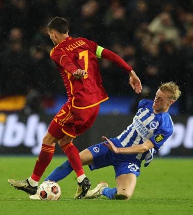Brighton and Hove Albion v AS Roma, Brighton, UK - 14 Mar 2024 Jan Paul van Hecke of Brighton challenges Lorenzo Pellegrini of AS Roma during the Europa League match between Brighton and Hove Albion and AS Roma at The Amex Stadium, Brighton on 14 March 2024 ( Brighton The Amex Stadium Brighton England Copyright: xMicahxCrook PPAUKx PPA-098322