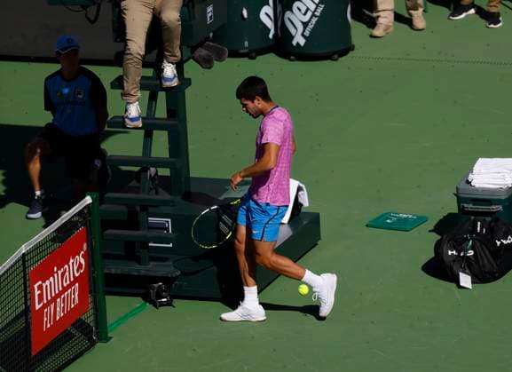 March 14, 2024 Carlos Alcaraz of Spain runs as he is swarmed by bees during his match against Alexander Zverev of Germany during the BNP Paribas Open in Indian Wells, CA. CSM Indian Wells United States of America - ZUMAc04_ 20240314_zma_c04_103 Copyright: xCharlesxBausx