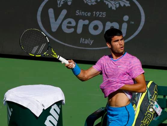 March 14, 2024 Carlos Alcaraz of Spain runs as he is swarmed by bees during his match against Alexander Zverev of Germany during the BNP Paribas Open in Indian Wells, CA. CSM Indian Wells United States of America - ZUMAc04_ 20240314_zma_c04_106 Copyright: xCharlesxBausx