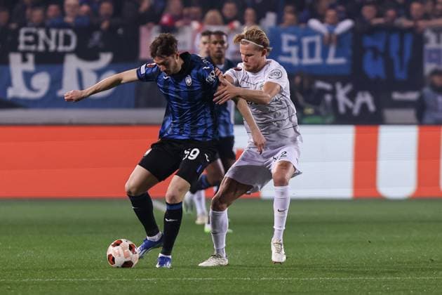 BERGAMO, ITALY - MARCH 14: Aleksey Miranchuk (Atalanta BC) fights for the ball with Morten Hjulmand (Sporting CP) during the Europa League football match between Atalanta and Sporting Lisboa at Gewiss Stadium on March 14, 2024 in Bergamo, Italy. (Photo by Stefano Nicoli Speed Media Icon Sportswire) SOCCER: MAR 14 Europa League Round of sixteen - Atalanta v Sporting Lisboa EDITORIAL USE ONLY Icon2403140008