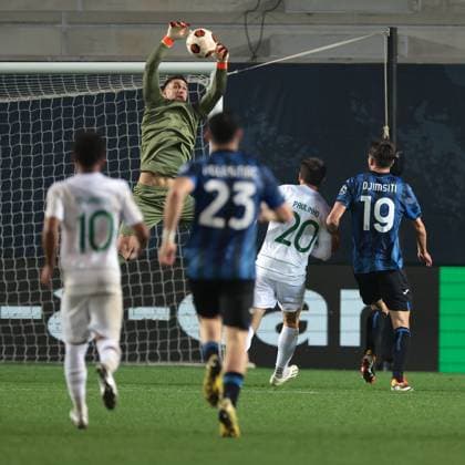 Bergamo, Italy, 14th March 2024. Juan Musso of Atalanta catches the ball to deny Paulinho of Sporting CP a late equalsier during the UEFA Europa League match at Stadio di Bergamo. Picture credit should read: Jonathan Moscrop Sportimage EDITORIAL USE ONLY. No use with unauthorised audio, video, data, fixture lists, club league logos or live services. Online in-match use limited to 120 images, no video emulation. No use in betting, games or single club league player publications. SPI-2992-0060
