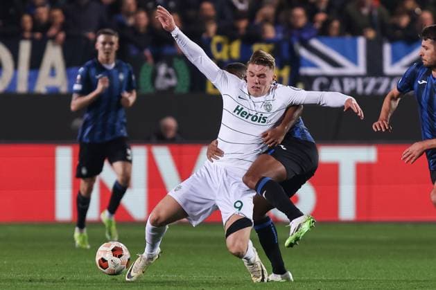 BERGAMO, ITALY - MARCH 14: Viktor Gyokeres (Sporting CP) fights for the ball with Isak Hien (Atalanta BC) during the Europa League football match between Atalanta and Sporting Lisboa at Gewiss Stadium on March 14, 2024 in Bergamo, Italy. (Photo by Stefano Nicoli Speed Media Icon Sportswire) SOCCER: MAR 14 Europa League Round of sixteen - Atalanta v Sporting Lisboa EDITORIAL USE ONLY Icon2403140036