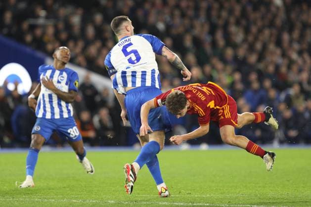 Tommaso Baldanzi of AS Roma flies through the air during the UEFA Europa League match between Brighton and Hove Albion and Roma at the American Express Community Stadium, Brighton and Hove, England on 14 March 2024. Copyright: xJoshuaxSmithx 40070027