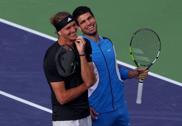 Sport Bilder des Tages Alexander Zverev of Germany and Carlos Alcaraz of Spain laugh together BNP Paribas Open, Tennis, Day 9, Indian Wells Tennis Garden, California, USA - 14 Mar 2024  Copyright: xEllaxLing Shutterstockx 14386185cx