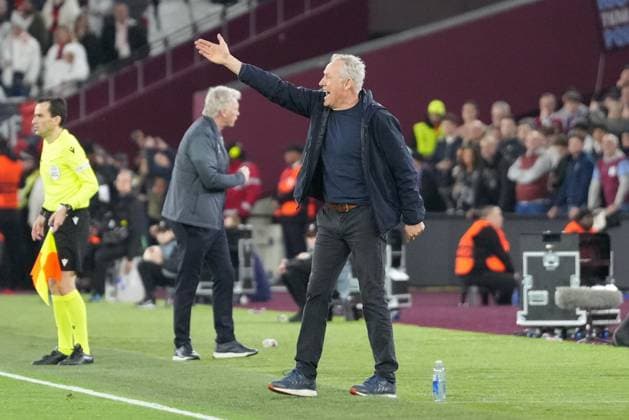 Soccer UEFA Europa League 2023 2024, round of 16, West Ham United SC Freiburg, London Olympic Stadium Freiburg coach Christian Streich gesticulating, in the background West Ham coach David Moyes London Olympic Stadium England Copyright: xArnexAmbergx