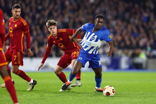 Brighton gegen AS Roma 14. März 2024, London UEFA EUROPA League, Achtelfinale, Rückspiel Brighton Hove Albion gegen AS Roma Nicola Zalewski von AS Roma und Danny Welbeck von Brighton Hove Albion Foto Charlotte Wilson Offside Brighton UK  Copyright: xCharlottexWilsonx xOffsidexOffside